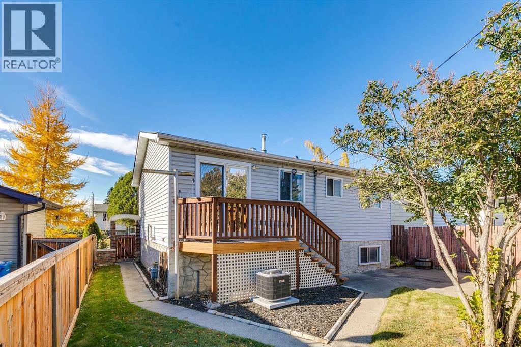 Single Family House Bi-level for Sale in  Doverthorn Place SE Dover Calgary 