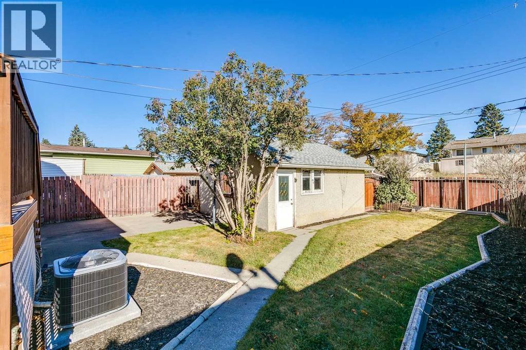 Single Family House Bi-level for Sale in  Doverthorn Place SE Dover Calgary 