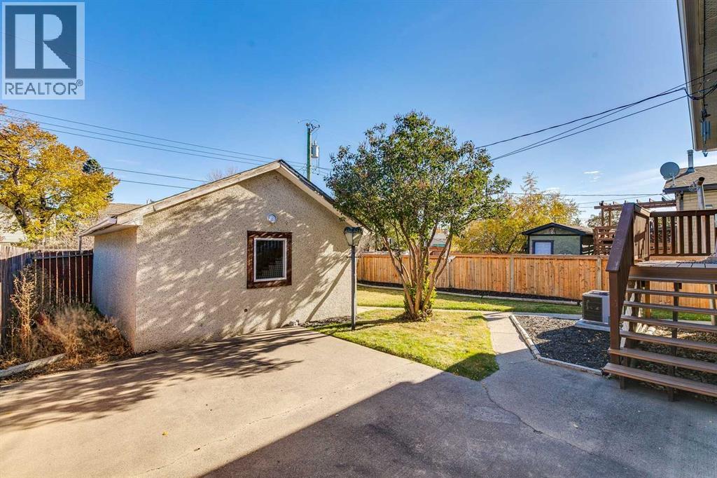 Single Family House Bi-level for Sale in  Doverthorn Place SE Dover Calgary 