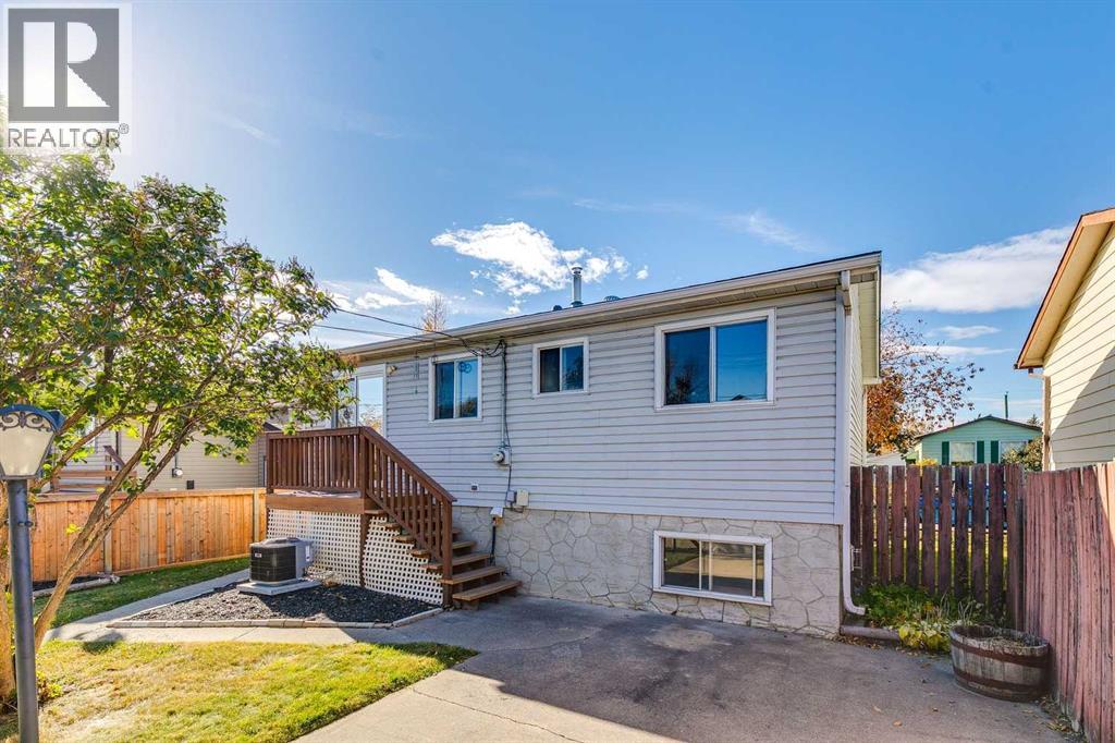 Single Family House Bi-level for Sale in  Doverthorn Place SE Dover Calgary 
