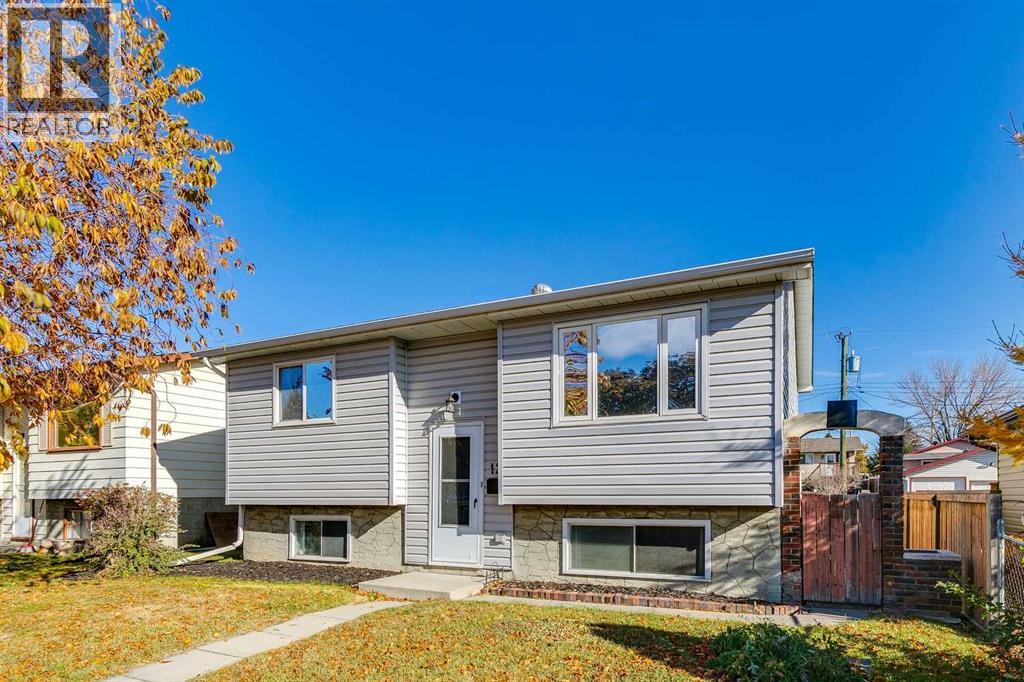 Single Family House Bi-level for Sale in  Doverthorn Place SE Dover Calgary 