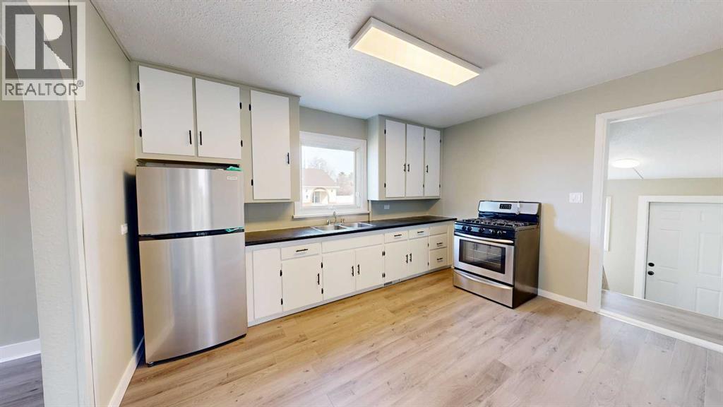 Single Family House Bungalow for Sale in   Avenue Rosedale Stettler 