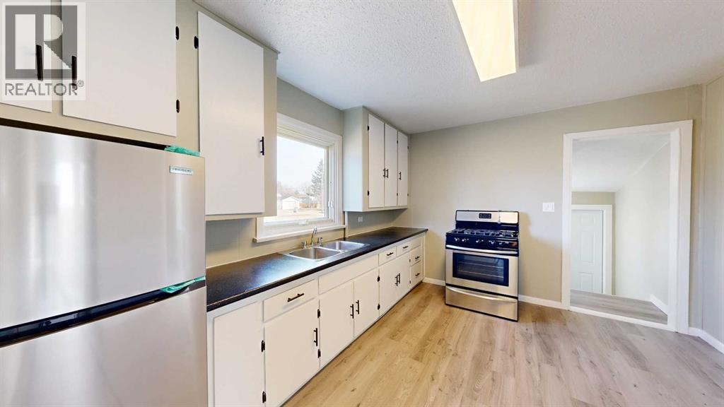 Single Family House Bungalow for Sale in   Avenue Rosedale Stettler 