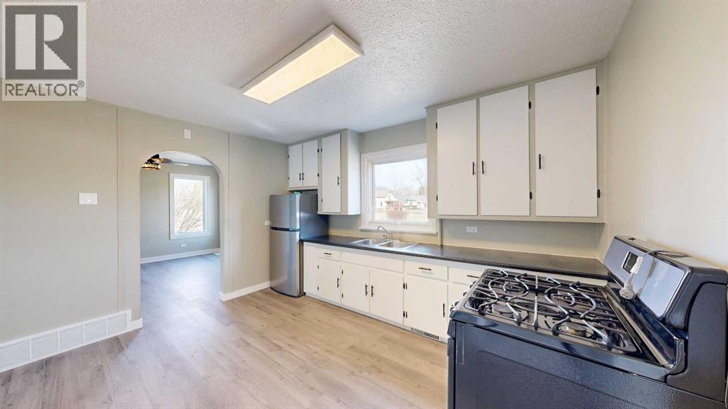 Single Family House Bungalow for Sale in   Avenue Rosedale Stettler 