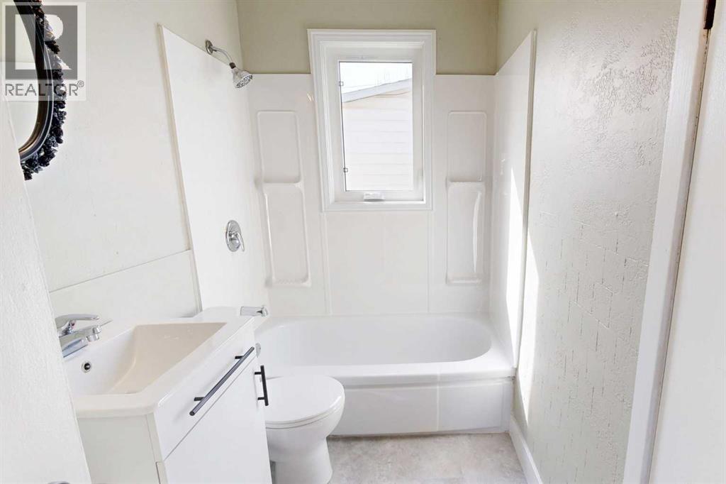 Single Family House Bungalow for Sale in   Avenue Rosedale Stettler 