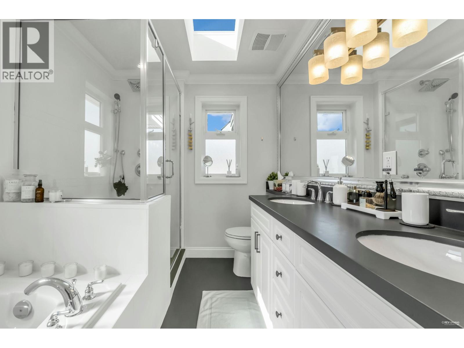 338 W 17TH STREET, North Vancouver