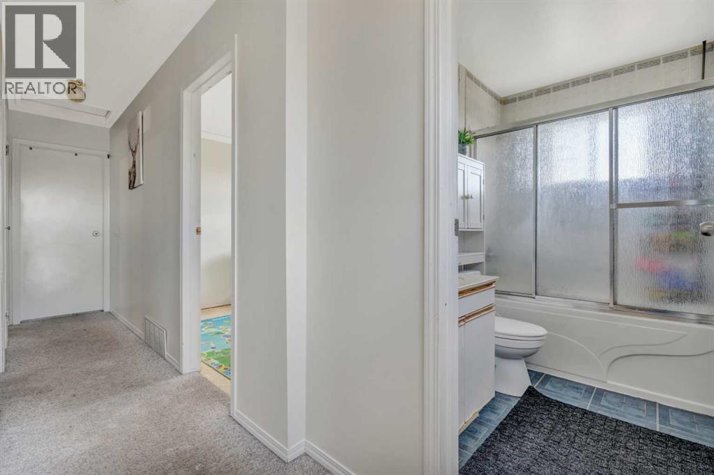 Single Family House for Sale in  Rundlehorn Drive NE Rundle Calgary 