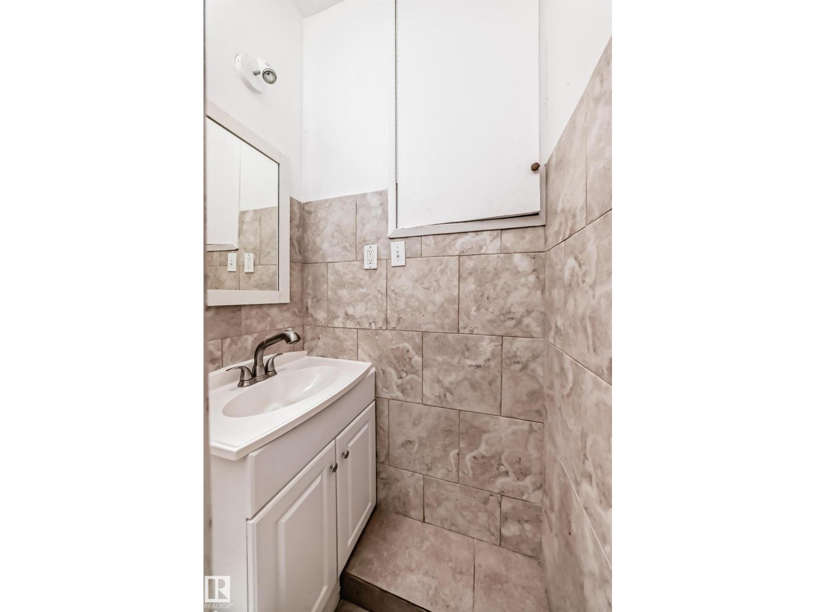 Single Family House for Sale in   ST NW Edmonton 