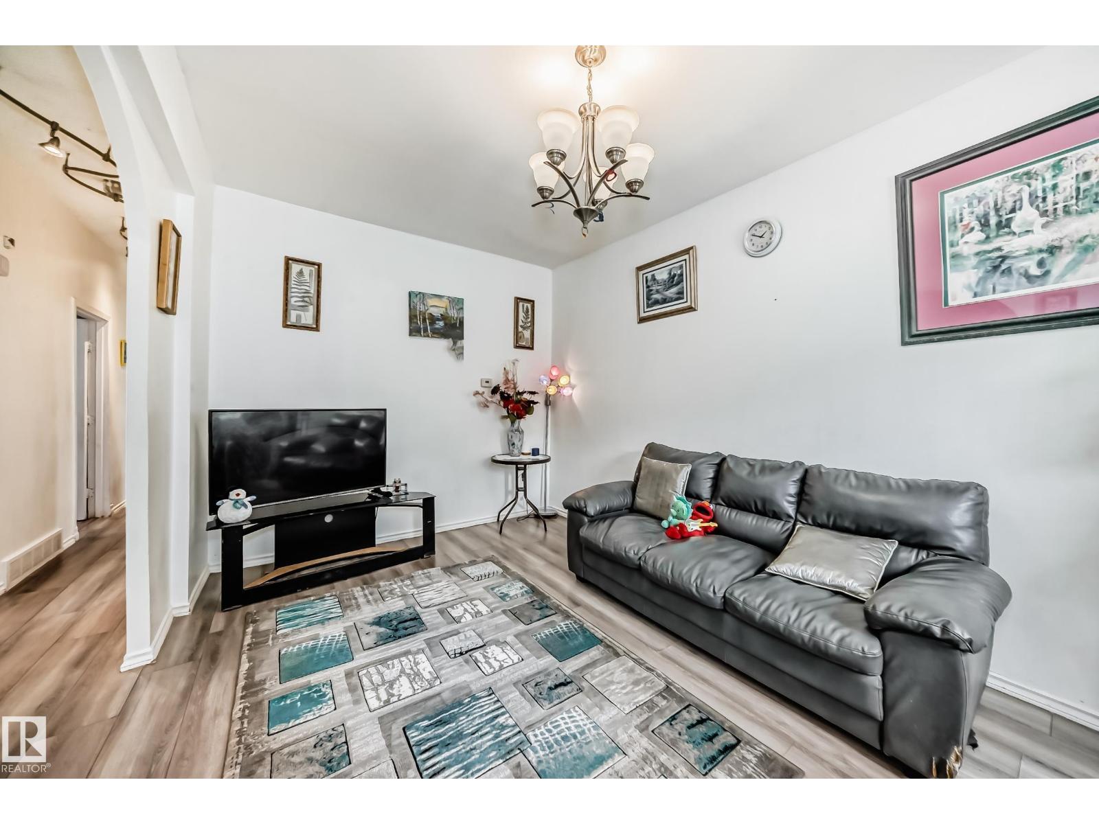 Single Family House for Sale in   ST NW Edmonton 