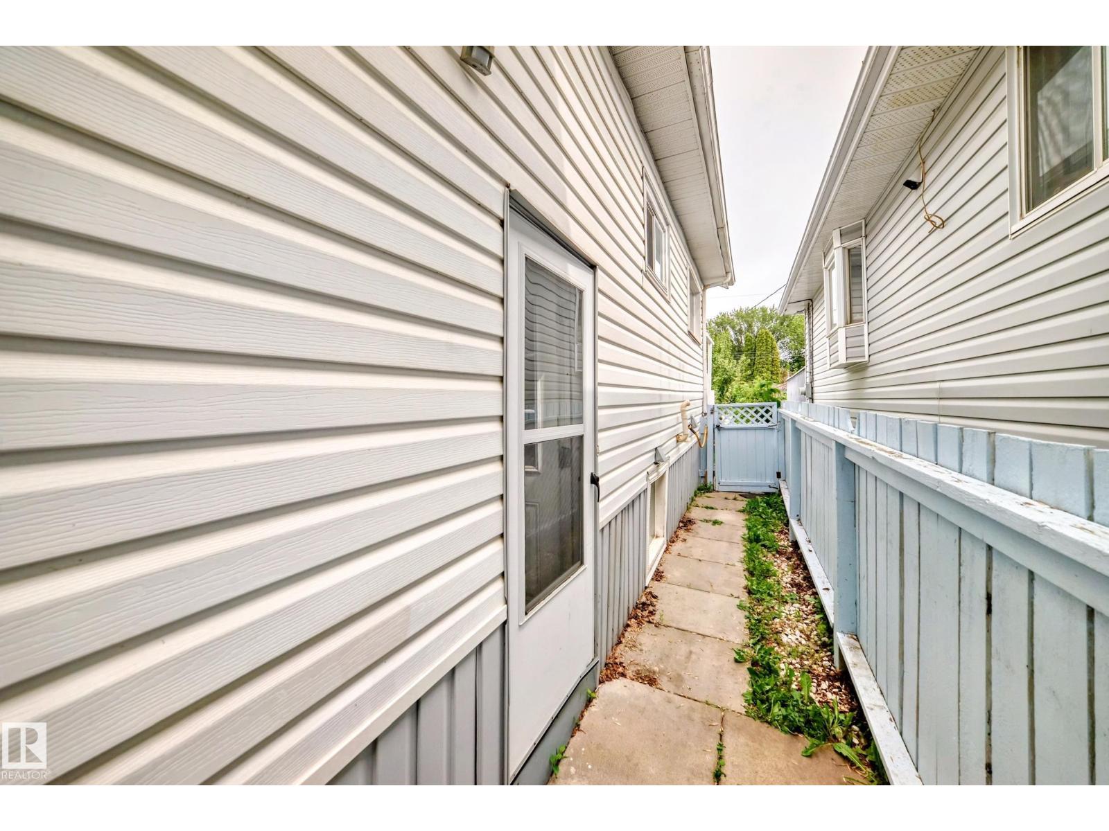 Single Family House for Sale in   ST NW Edmonton 