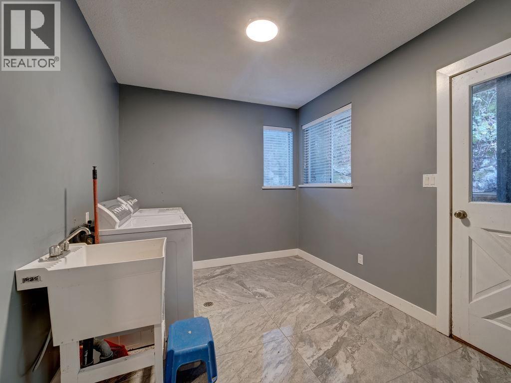 7462 REDROOFFS ROAD, Halfmoon Bay