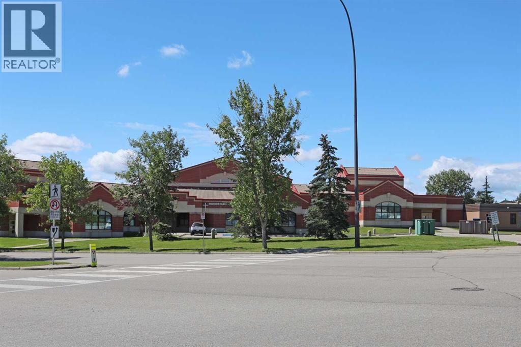 Single Family House for Sale in  Edgebank Place NW Edgemont Calgary 