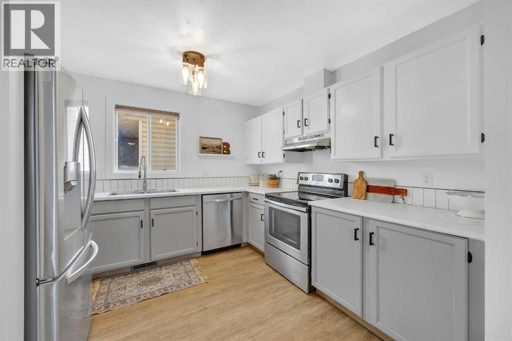 Single Family House 3 Level for Sale in  Shawglen Way SW Shawnessy Calgary 