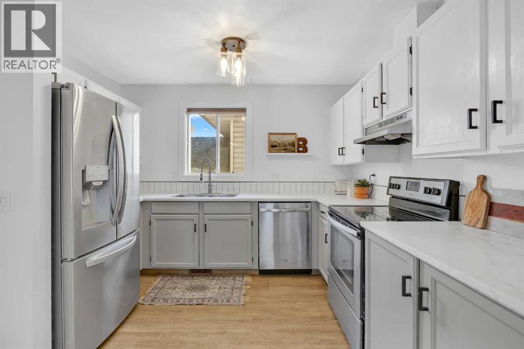 Single Family House 3 Level for Sale in  Shawglen Way SW Shawnessy Calgary 