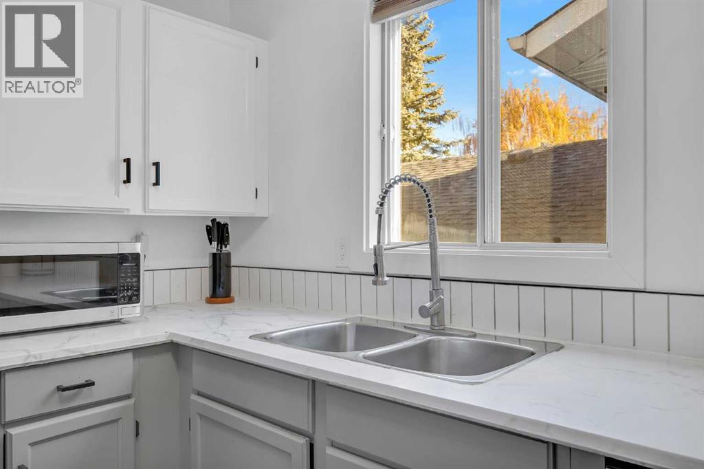 Single Family House 3 Level for Sale in  Shawglen Way SW Shawnessy Calgary 