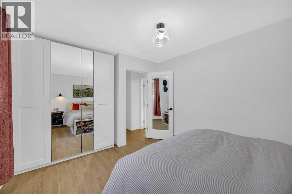 Single Family House 3 Level for Sale in  Shawglen Way SW Shawnessy Calgary 