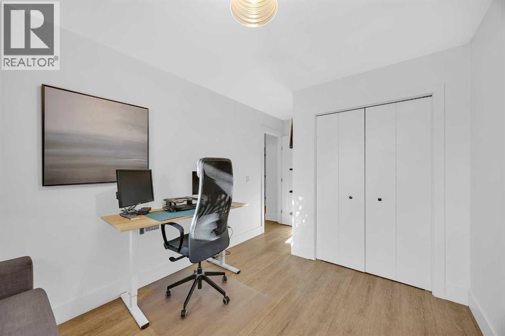 Single Family House 3 Level for Sale in  Shawglen Way SW Shawnessy Calgary 