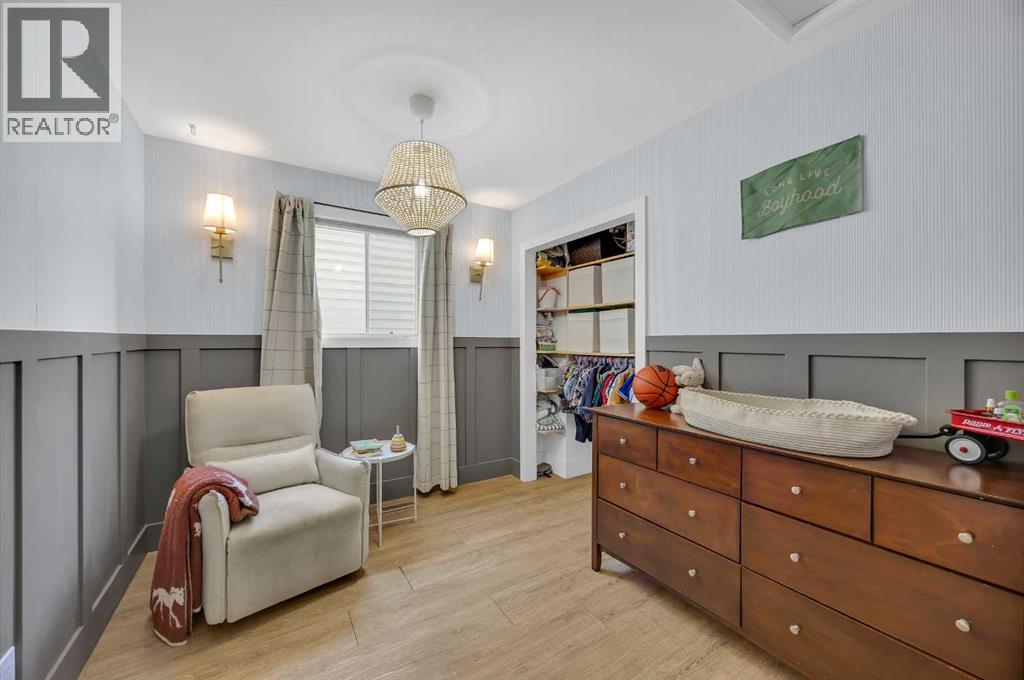 Single Family House 3 Level for Sale in  Shawglen Way SW Shawnessy Calgary 