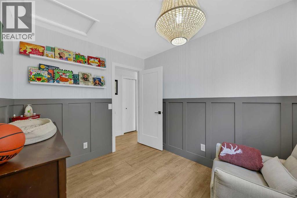 Single Family House 3 Level for Sale in  Shawglen Way SW Shawnessy Calgary 