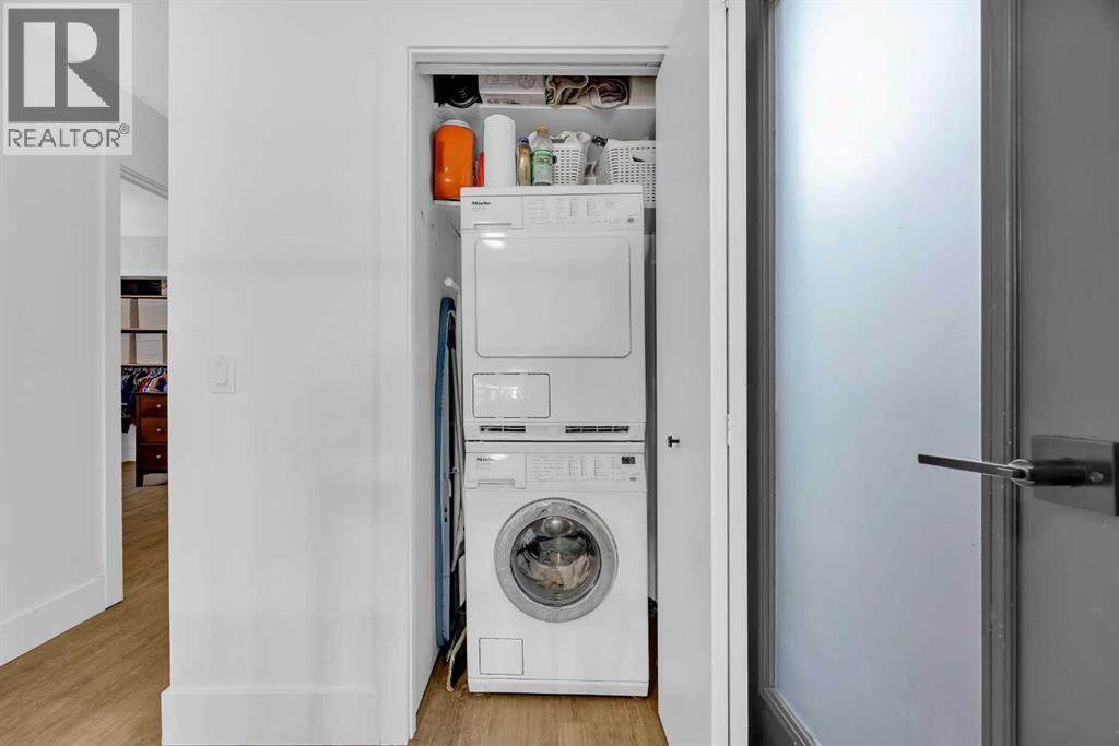 Single Family House 3 Level for Sale in  Shawglen Way SW Shawnessy Calgary 