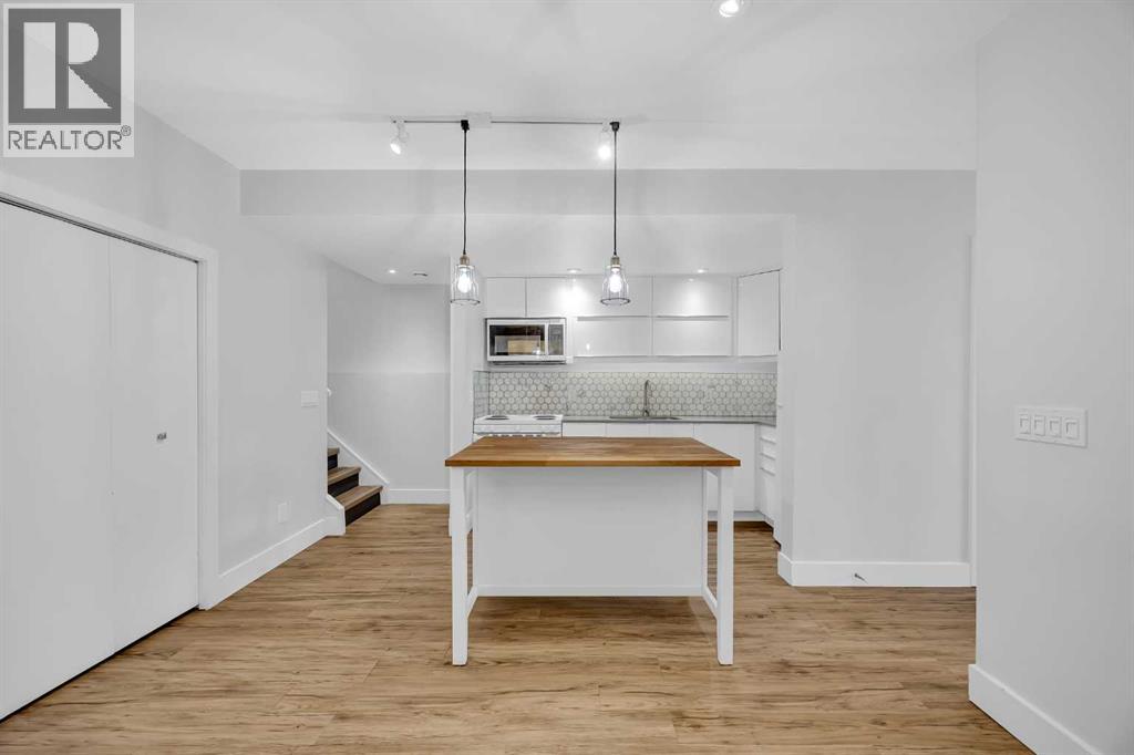 Single Family House 3 Level for Sale in  Shawglen Way SW Shawnessy Calgary 