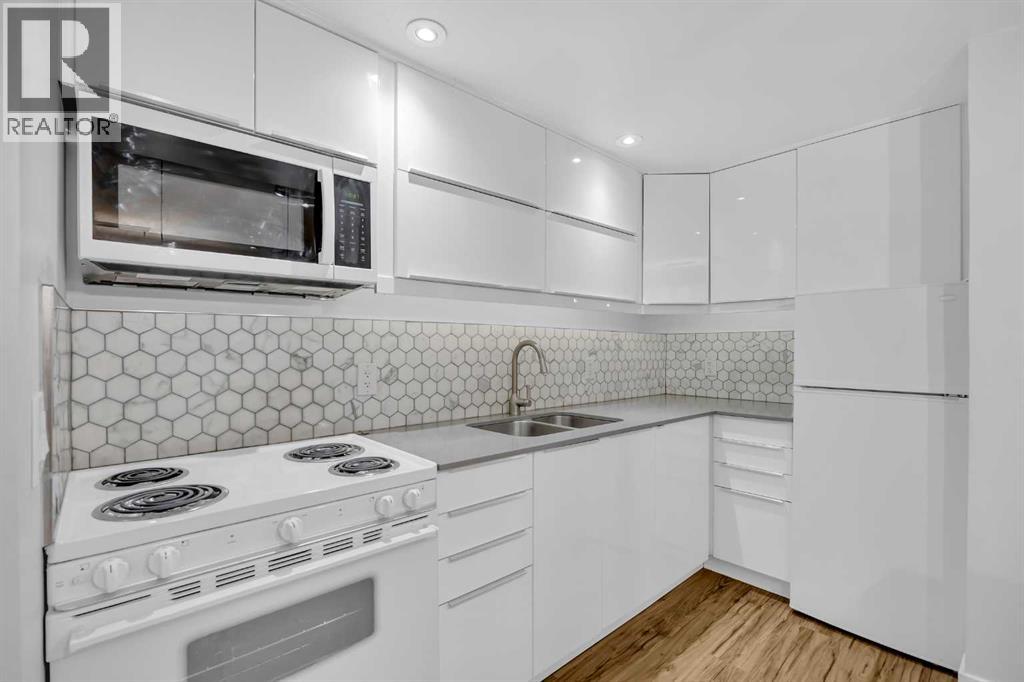 Single Family House 3 Level for Sale in  Shawglen Way SW Shawnessy Calgary 