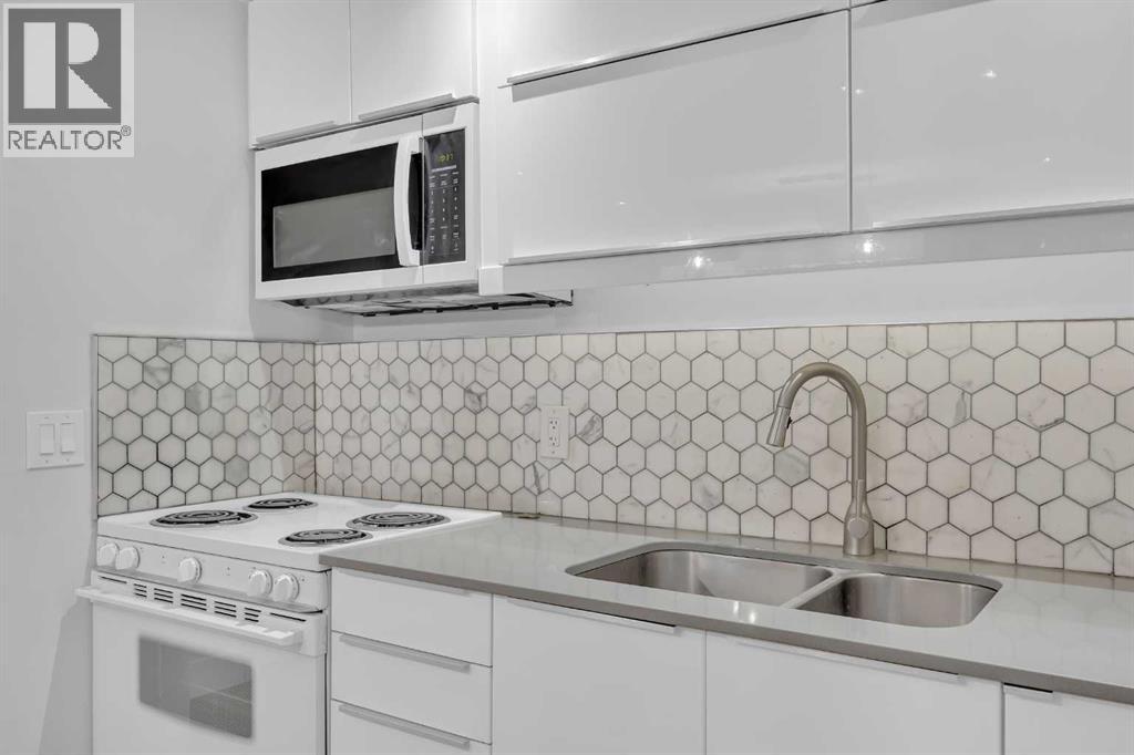 Single Family House 3 Level for Sale in  Shawglen Way SW Shawnessy Calgary 