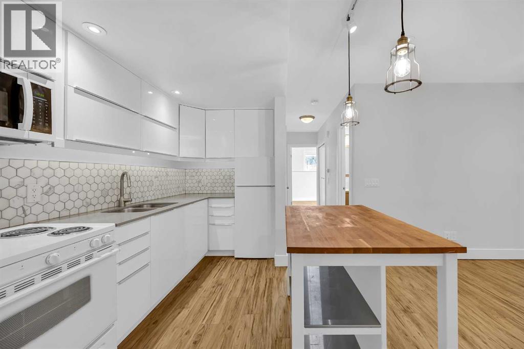 Single Family House 3 Level for Sale in  Shawglen Way SW Shawnessy Calgary 