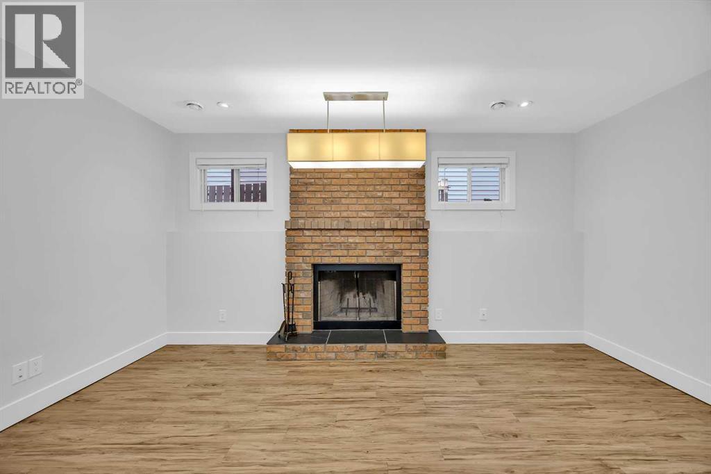 Single Family House 3 Level for Sale in  Shawglen Way SW Shawnessy Calgary 