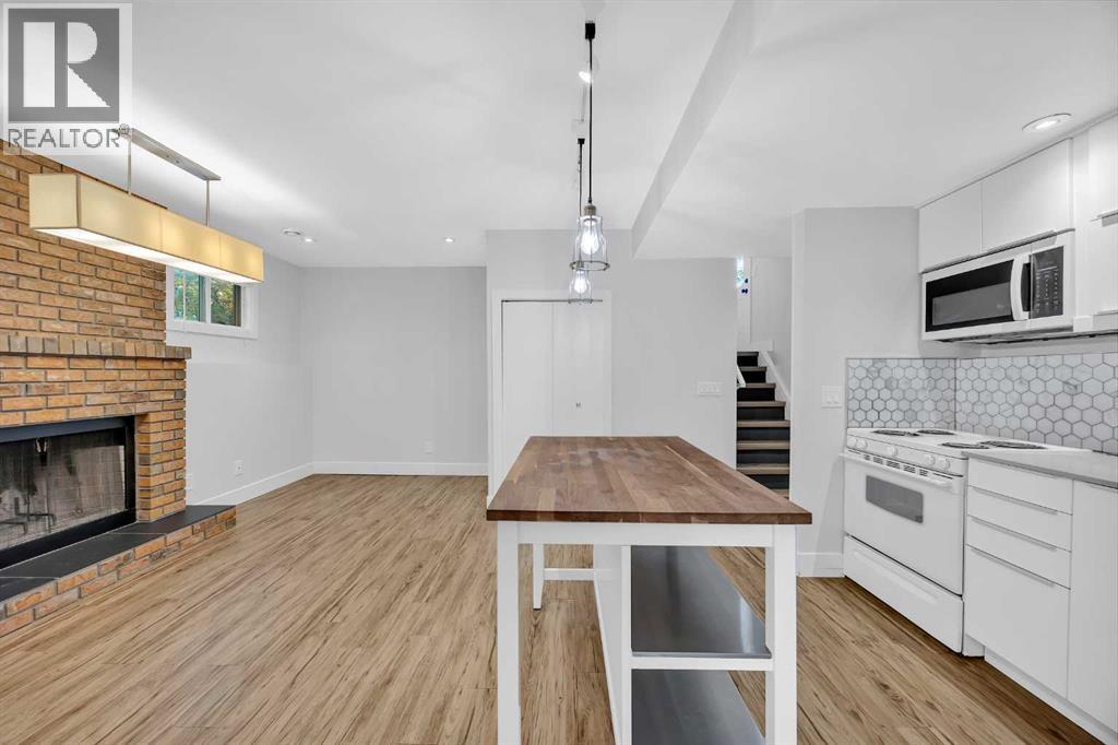 Single Family House 3 Level for Sale in  Shawglen Way SW Shawnessy Calgary 