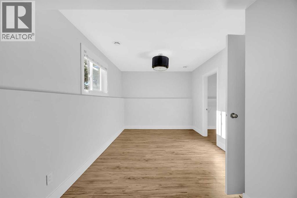 Single Family House 3 Level for Sale in  Shawglen Way SW Shawnessy Calgary 