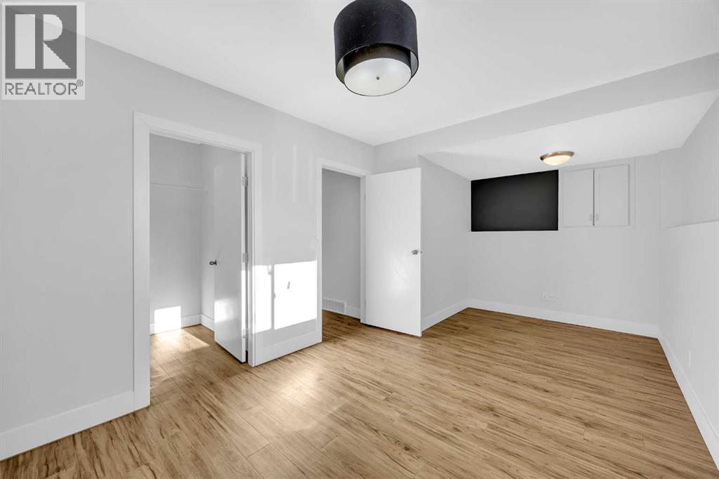 Single Family House 3 Level for Sale in  Shawglen Way SW Shawnessy Calgary 