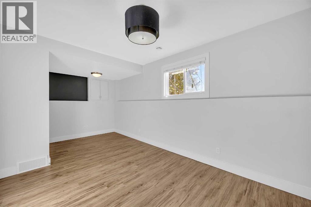 Single Family House 3 Level for Sale in  Shawglen Way SW Shawnessy Calgary 