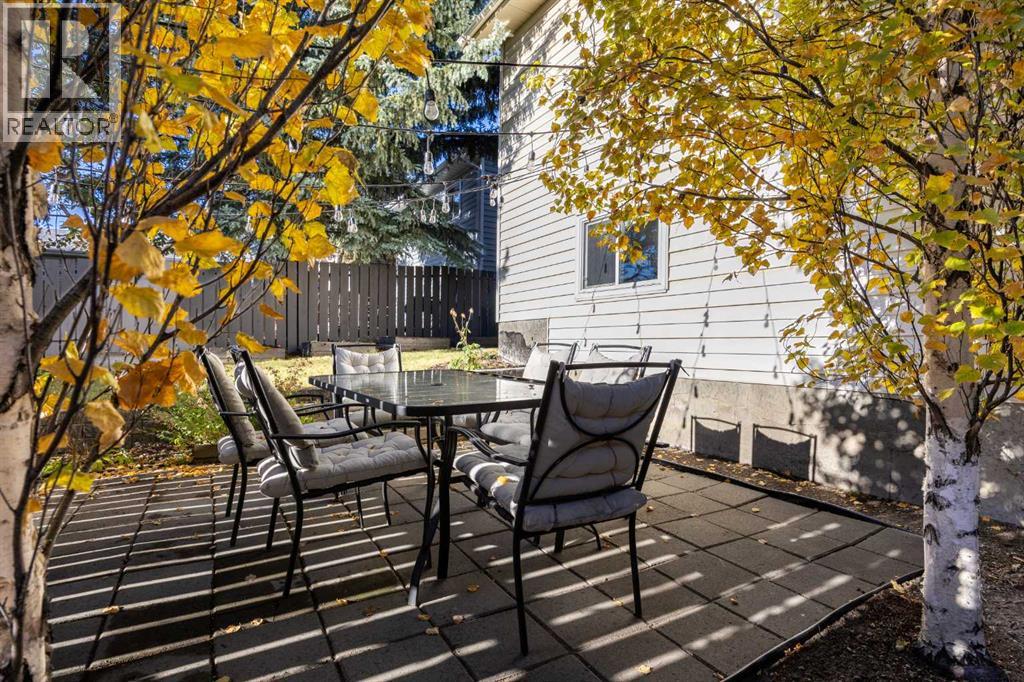 Single Family House 3 Level for Sale in  Shawglen Way SW Shawnessy Calgary 