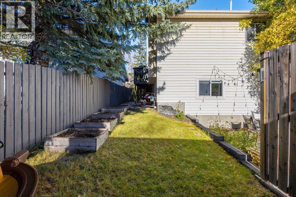 Single Family House 3 Level for Sale in  Shawglen Way SW Shawnessy Calgary 