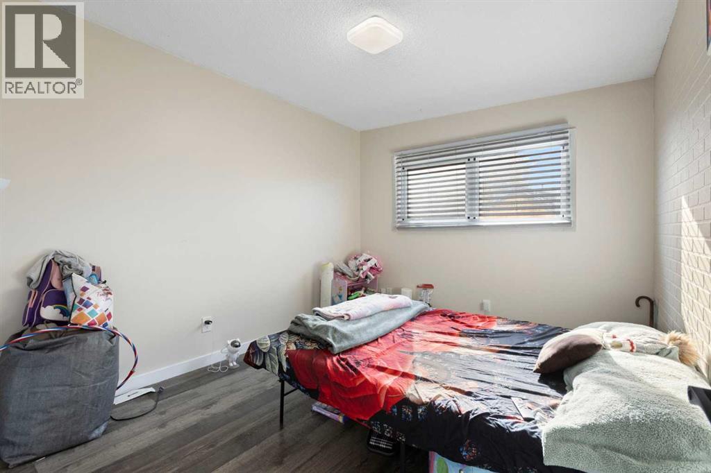 Single Family House Bi-level for Sale in  Pensacola Crescent SE Penbrooke Meadows Calgary 