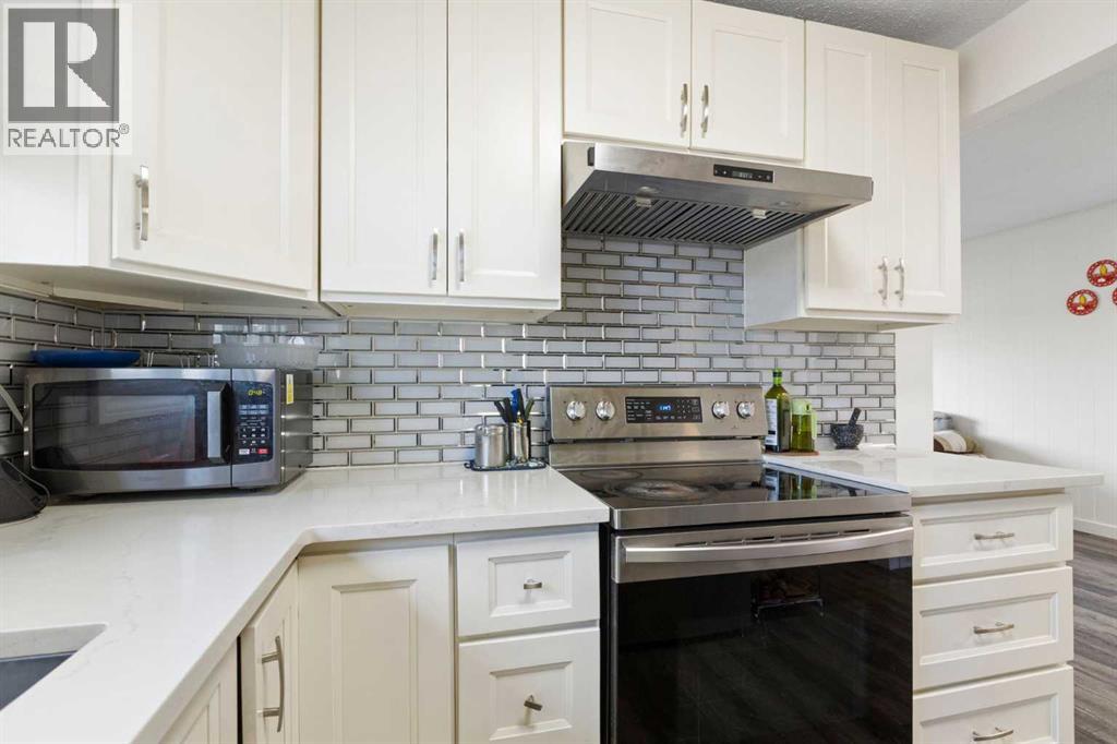 Single Family House Bi-level for Sale in  Pensacola Crescent SE Penbrooke Meadows Calgary 