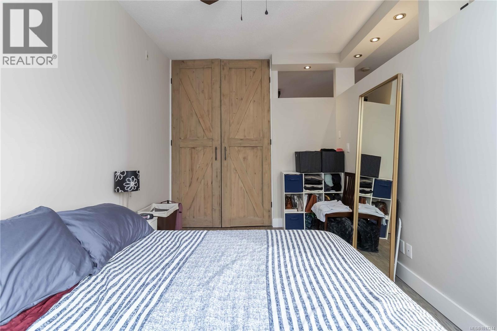 114 409 Swift St, Victoria