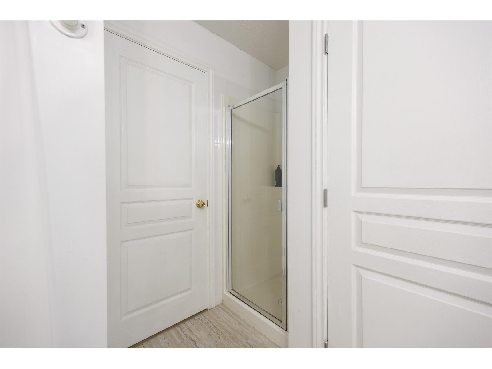 House in Surrey - Image 22