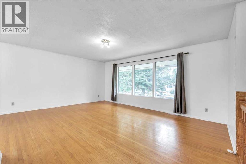 Single Family House Bi-level for Sale in  Brisebois Drive NW Brentwood Calgary 