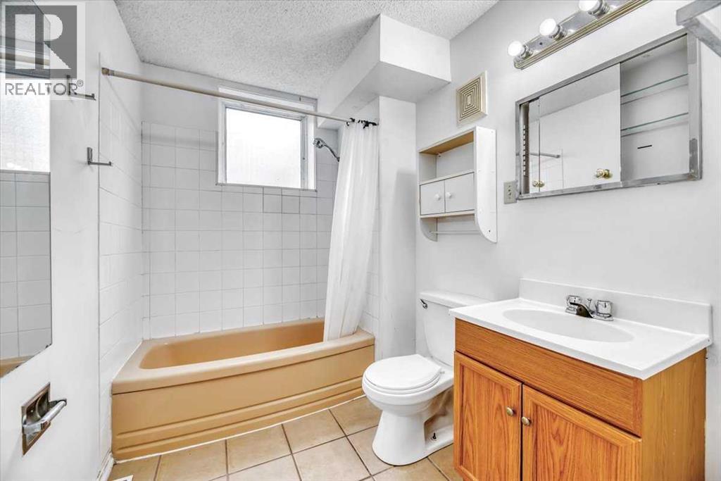 Single Family House Bi-level for Sale in  Brisebois Drive NW Brentwood Calgary 