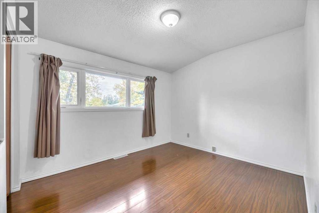 Single Family House Bi-level for Sale in  Brisebois Drive NW Brentwood Calgary 