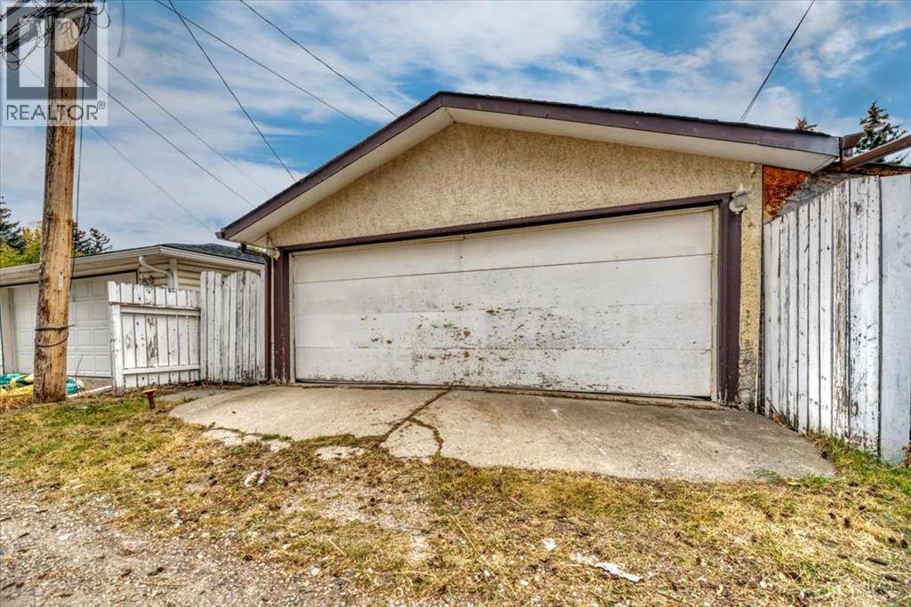 Single Family House Bi-level for Sale in  Brisebois Drive NW Brentwood Calgary 