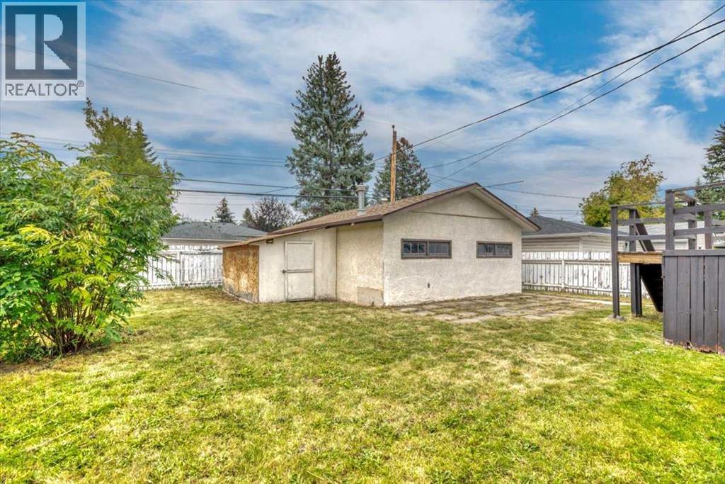 Single Family House Bi-level for Sale in  Brisebois Drive NW Brentwood Calgary 