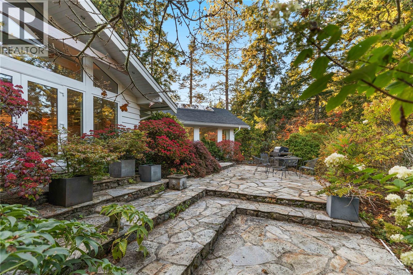  2623 Queenswood Drive, Saanich