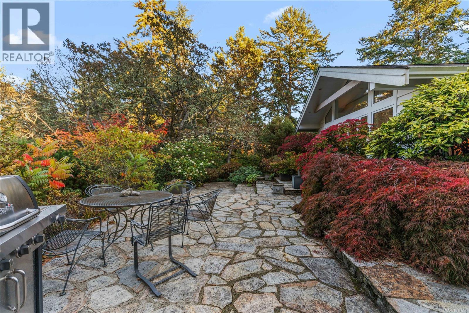  2623 Queenswood Drive, Saanich
