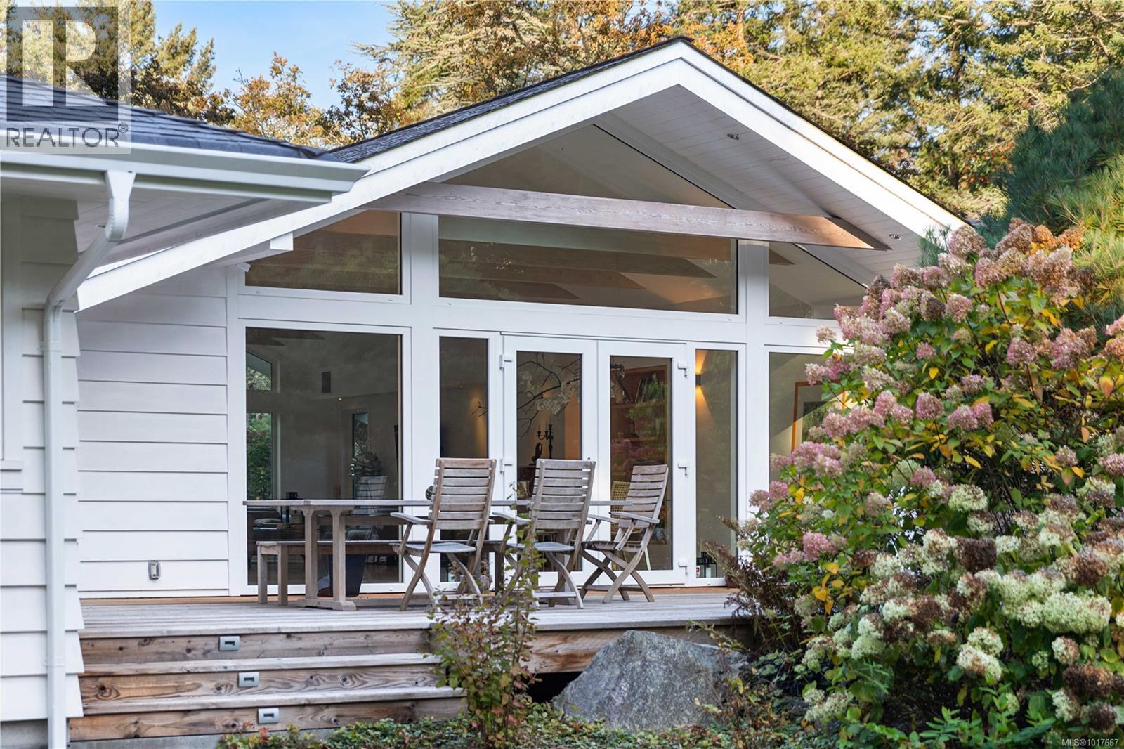  2623 Queenswood Drive, Saanich