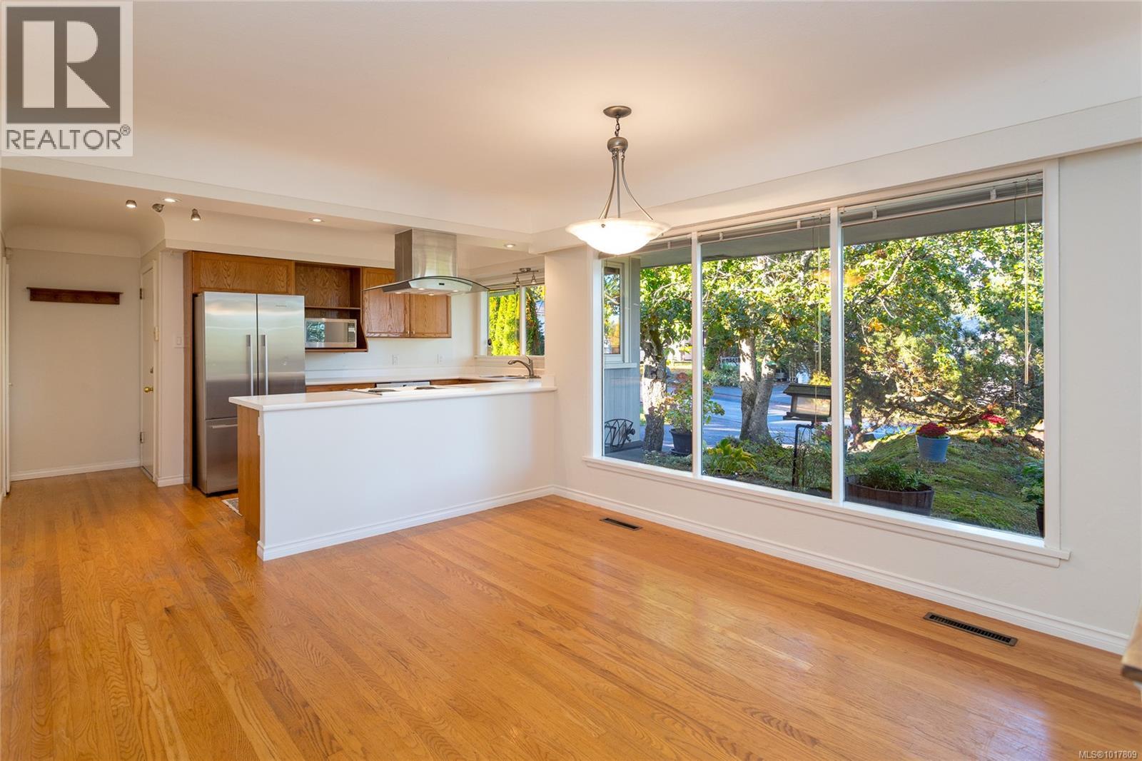 991 Snowdrop Avenue, Saanich