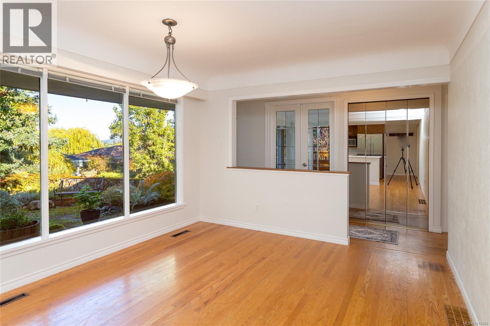 991 Snowdrop Avenue, Saanich