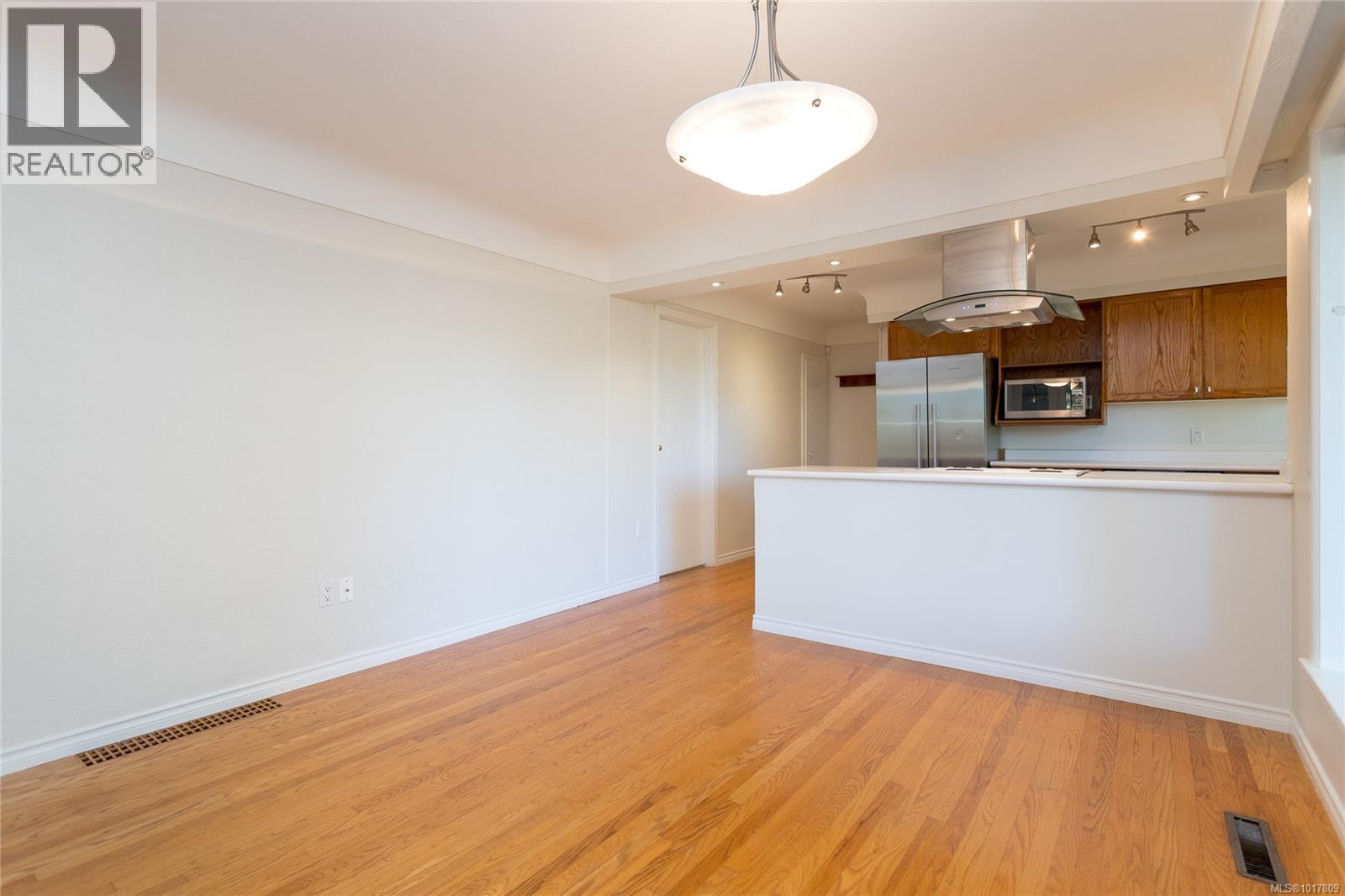991 Snowdrop Avenue, Saanich